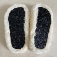 Load image into Gallery viewer, Kids Furry Slides Off White
